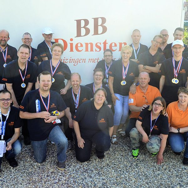 Een groepsfoto van spelers & begeleiders na afloop van de Special Olympics 2016 in 's-Heerenberg.